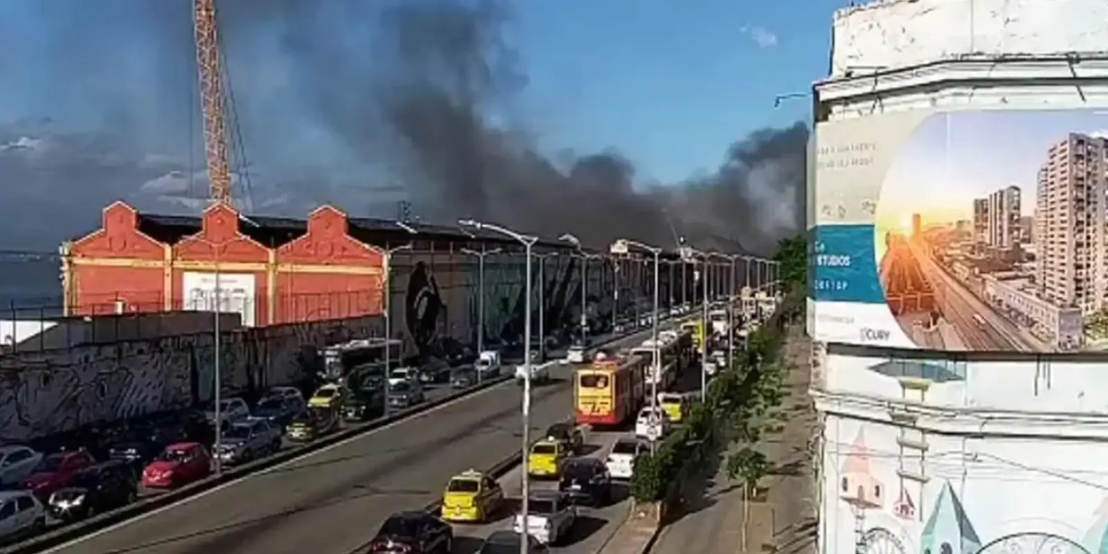 incendio-atinge-barracao-de-escola-de-samba-na-zona-portuaria-do-rio