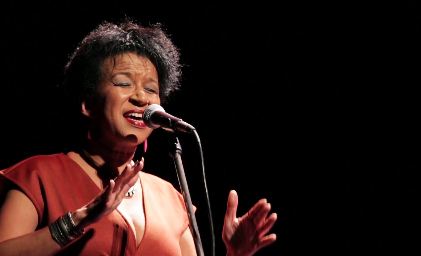 jucara-marcal-tem-lancado-album-com-o-show-em-que-a-morte-lhe-caiu-bem