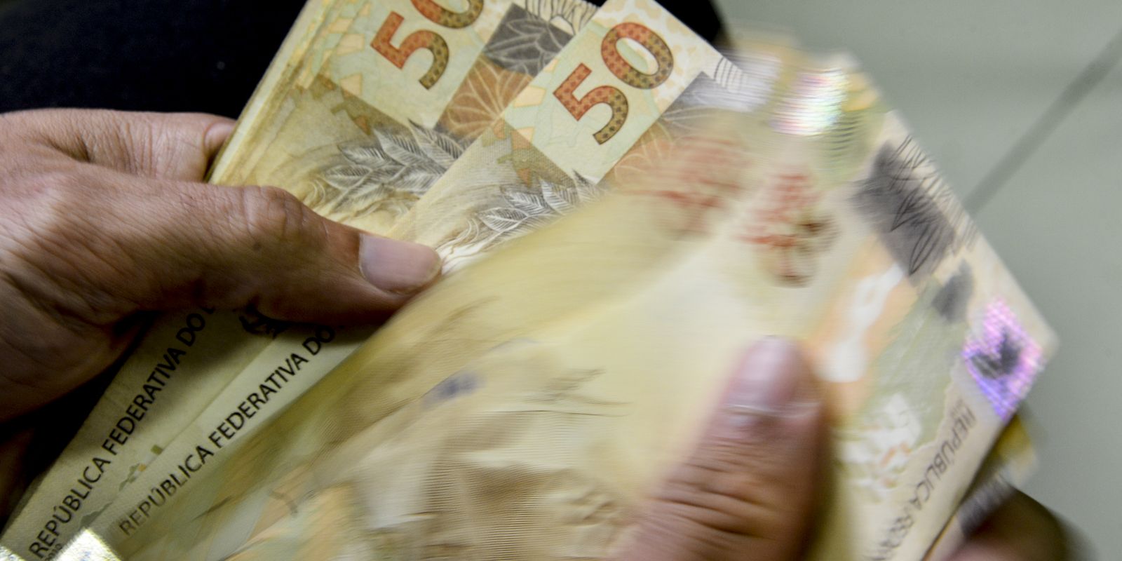 bc-fecha-cerco-a-contas-bolsao-e-regulamenta-servicos-bancarios