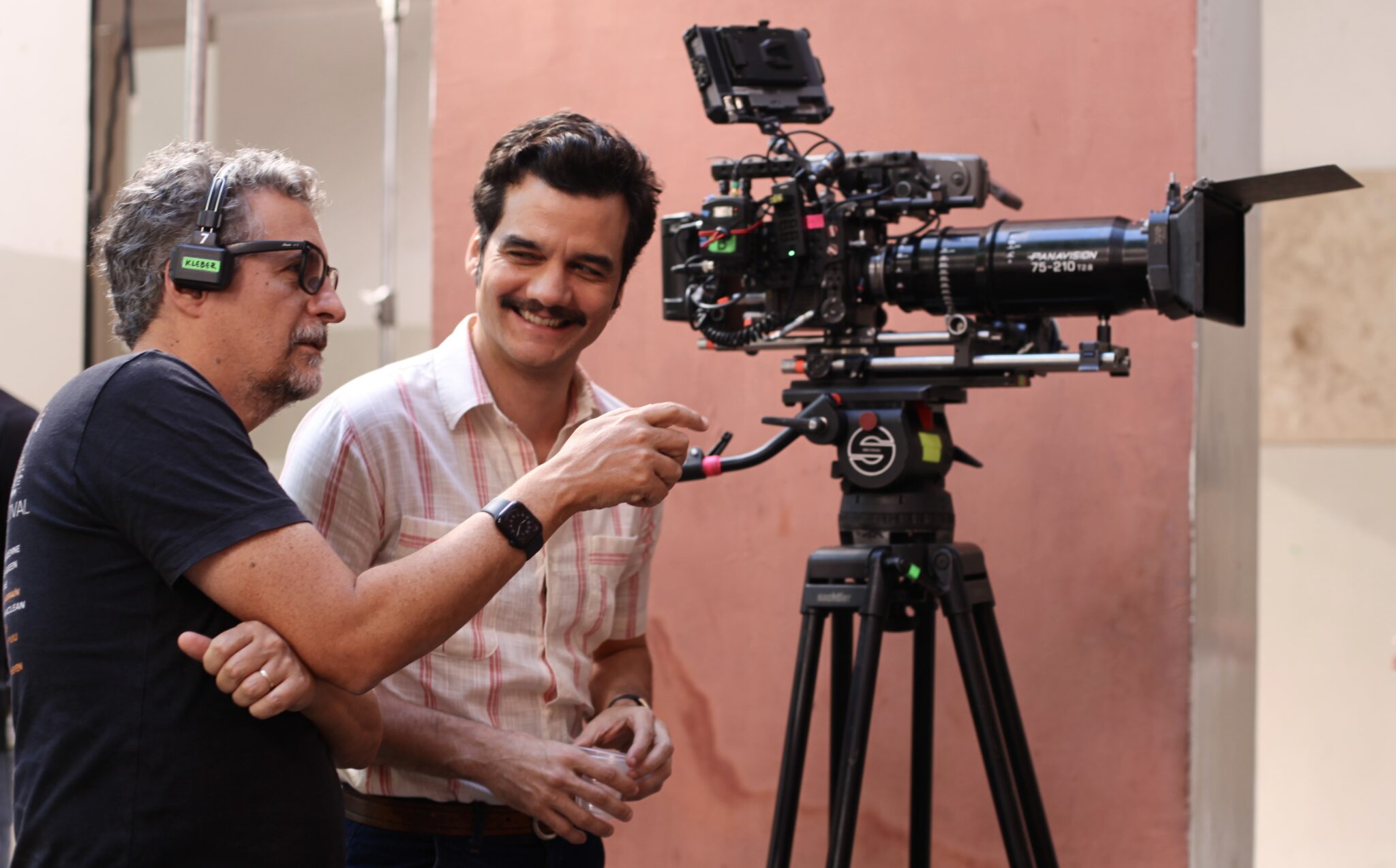 wagner-moura-e-kleber-mendonca-filho-gravam-video-para-agradecer-apoio-de-brasileiros-a-‘o-agente-secreto’