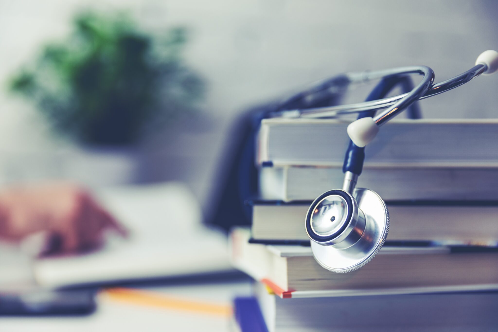 enamed-2025:-nota-de-corte-define-nivel-de-‘medico-minimamente-competente’;-veja-como-e-calculada
