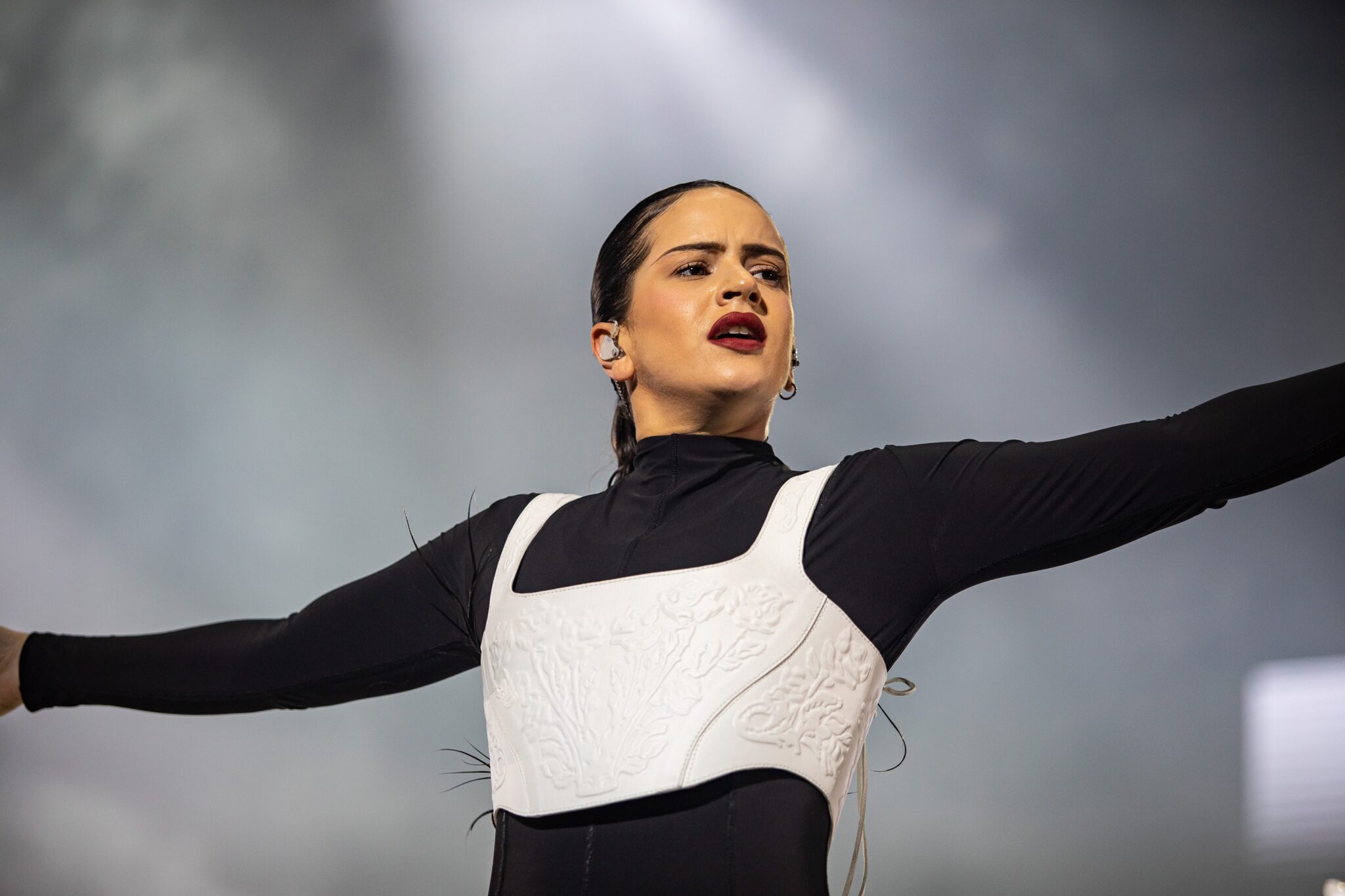 rosalia-interrompe-show-na-italia-apos-passar-mal-no-palco:-‘tentei-insistir-ate-o-final’