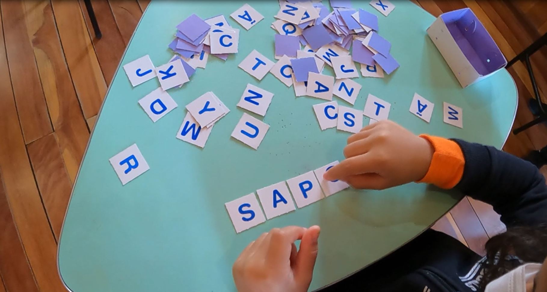 122-cidades-brasileiras-tem-100%-de-criancas-alfabetizadas-na-idade-certa,-revela-levantamento-do-mec