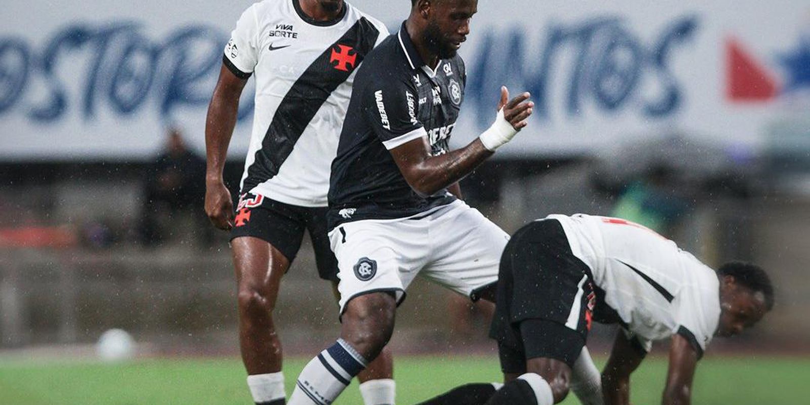apos-atraso-devido-a-chuva,-remo-e-vasco-empatam-pelo-brasileirao