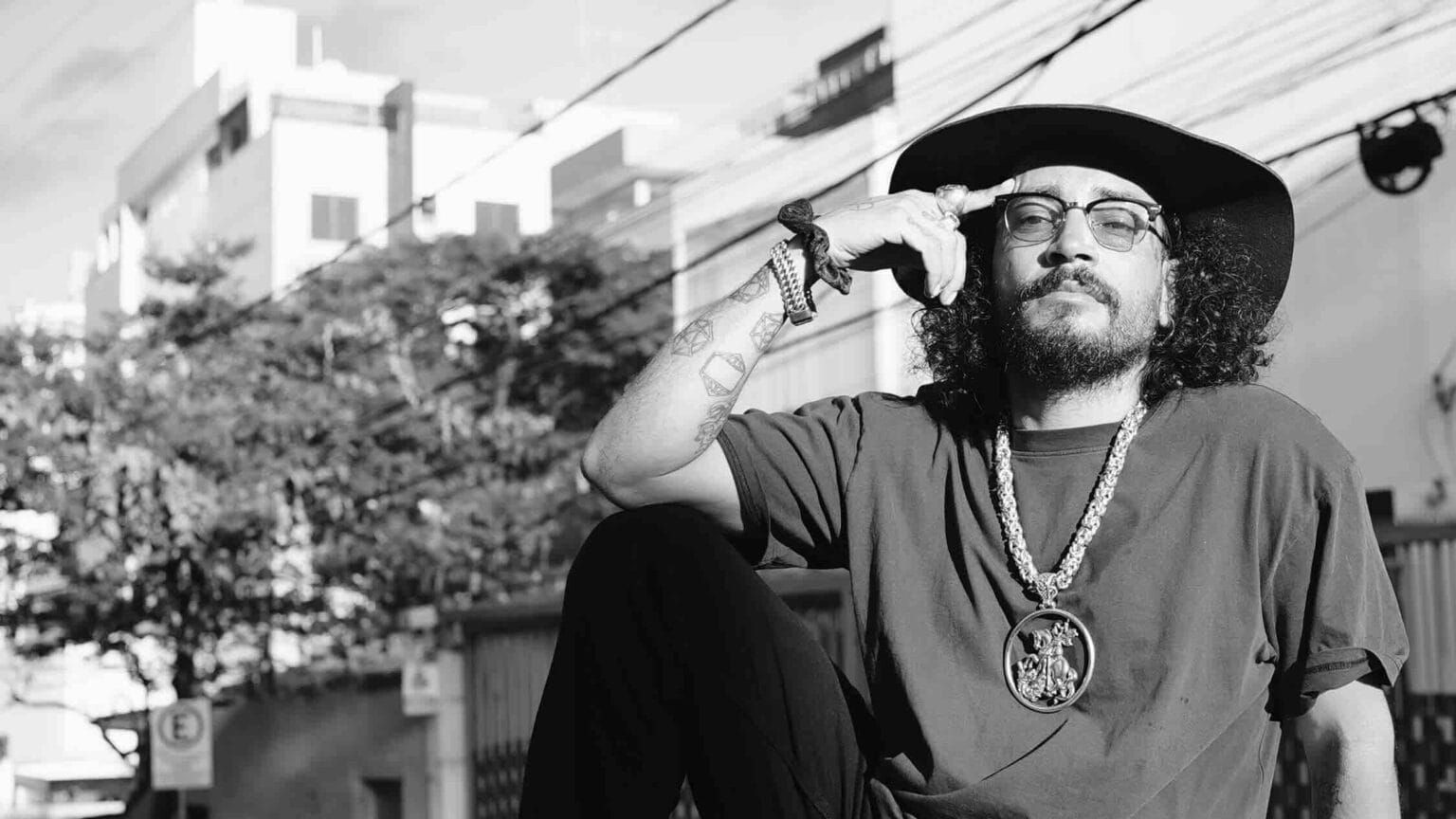 rapper-fbc-perfila-brasil-hardcore-em-album-que-pulsa-cheio-de-som-e-furia-entre-rocks-e-musicas-de-joao-bosco