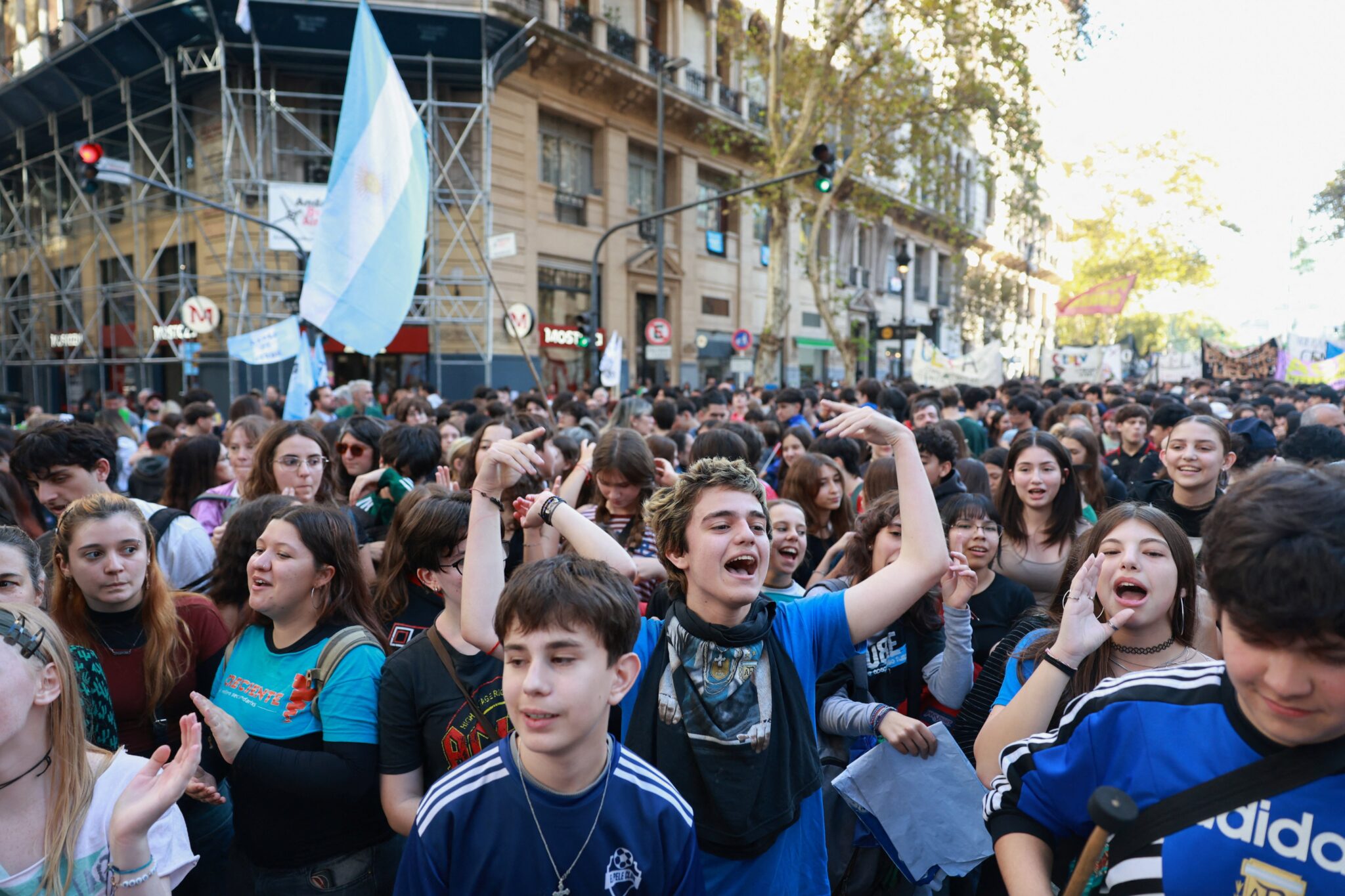 argentinos-protestam-contra-cortes-em-universidades