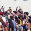 Blusa ao avesso e posts ‘atrasados’: como equipes de artistas evitam assédio de fãs e vazamentos