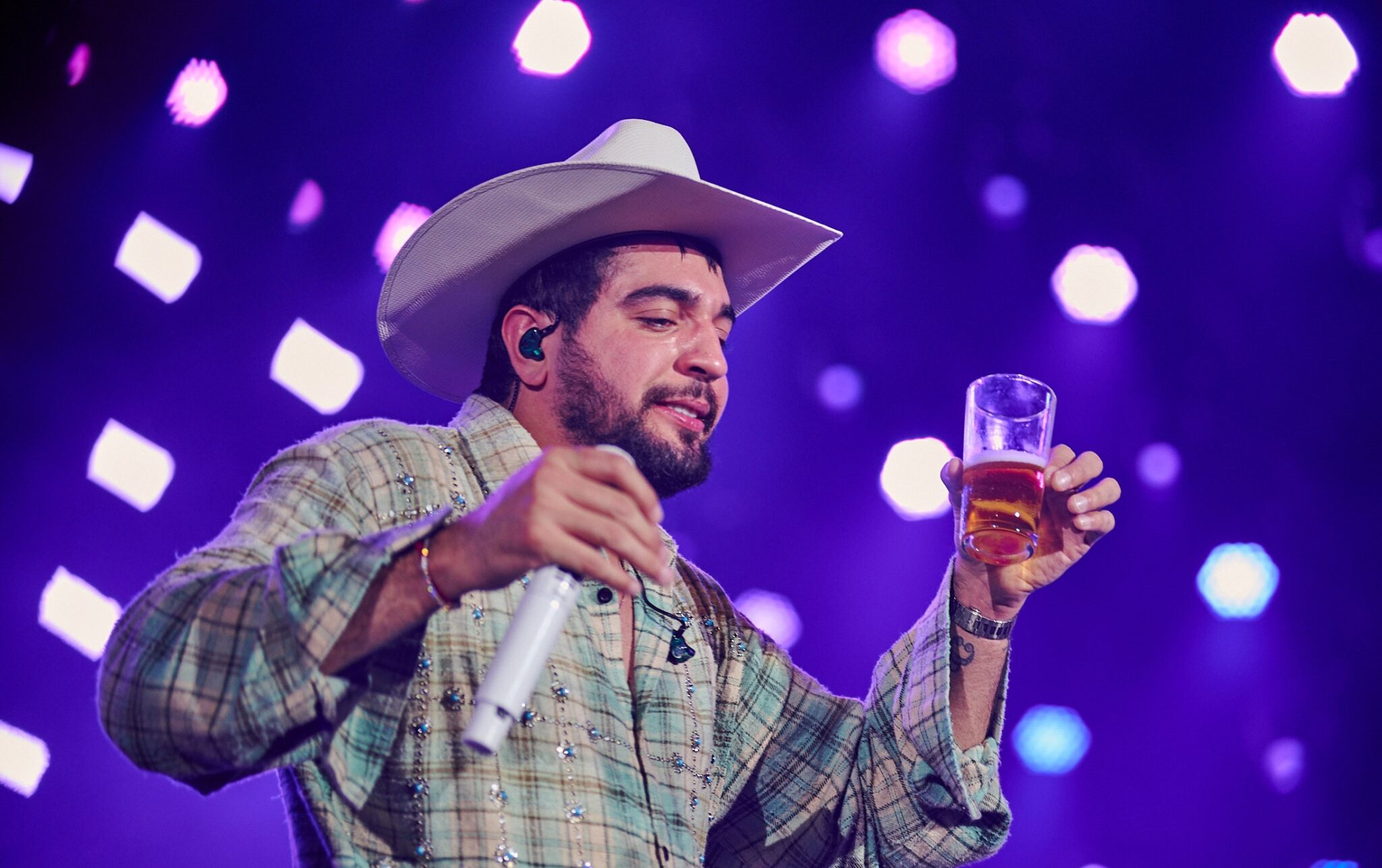 ‘nao-conseguiu-cantar-de-tao-bebado’:-como-excesso-de-alcool-nos-palcos-e-bastidores-afeta-rotina-dos-artistas