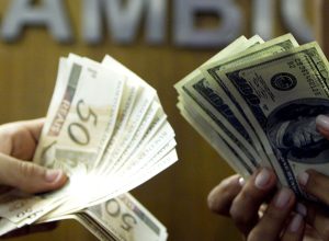 dolar-segue-mercado-internacional-e-sobe-para-r$-5,43