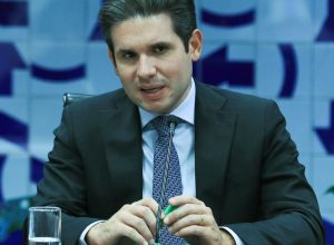 hugo-motta-confirma-para-hoje-votacao-de-isencao-do-imposto-de-renda