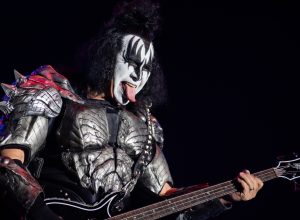 gene-simmons-se-envolve-em-acidente-de-carro-apos-desmaiar-ao-volante