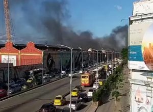 incendio-atinge-barracao-de-escola-de-samba-na-zona-portuaria-do-rio
