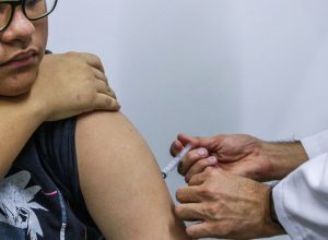 jovens-de-15-a-19-anos-podem-se-vacinar-contra-hpv-ate-junho-de-2026