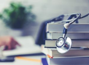 enamed-2025:-nota-de-corte-define-nivel-de-‘medico-minimamente-competente’;-veja-como-e-calculada