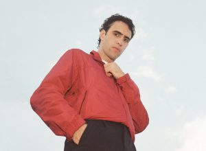 zeca-veloso-enfrenta-em-abril-a-prova-definitiva-do-palco-com-estreia-de-show-solo-com-banda-em-espacos-maiores