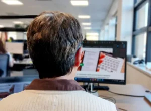 como-uniforme-escolar-ajudou-organizacao-a-identificar-vitima-de-abusos-sexuais-postados-na-internet