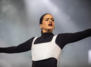 rosalia-interrompe-show-na-italia-apos-passar-mal-no-palco:-‘tentei-insistir-ate-o-final’