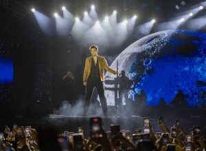 luan-‘aterrissa’-no-palco-em-show-no-interior-de-sp-e-faz-fas-viajarem-no-tempo-com-hits-de-18-anos