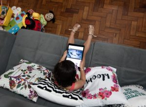 o-bebe-chama,-mas-ninguem-responde:-como-adultos-exaustos-e-distraidos-pelo-celular-afetam-a-primeira-infancia