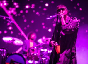 strokes-faz-protesto-no-coachella-contra-eua-e-israel