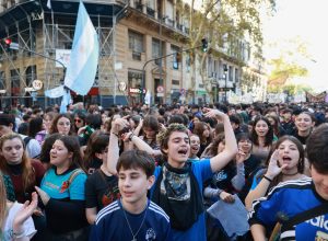 argentinos-protestam-contra-cortes-em-universidades