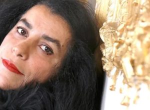 ‘aos-10-anos,-me-preparava-para-ser-prisioneira-politica’:-marjane-satrapi,-a-autora-que-retratou-transformacao-do-ira-sob-a-revolucao-islamica