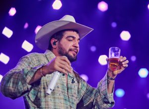 ‘nao-conseguiu-cantar-de-tao-bebado’:-como-excesso-de-alcool-nos-palcos-e-bastidores-afeta-rotina-dos-artistas