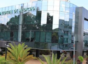 cfm-veta-terapia-hormonal-para-menor-de-18-anos-e-restringe-cirurgias